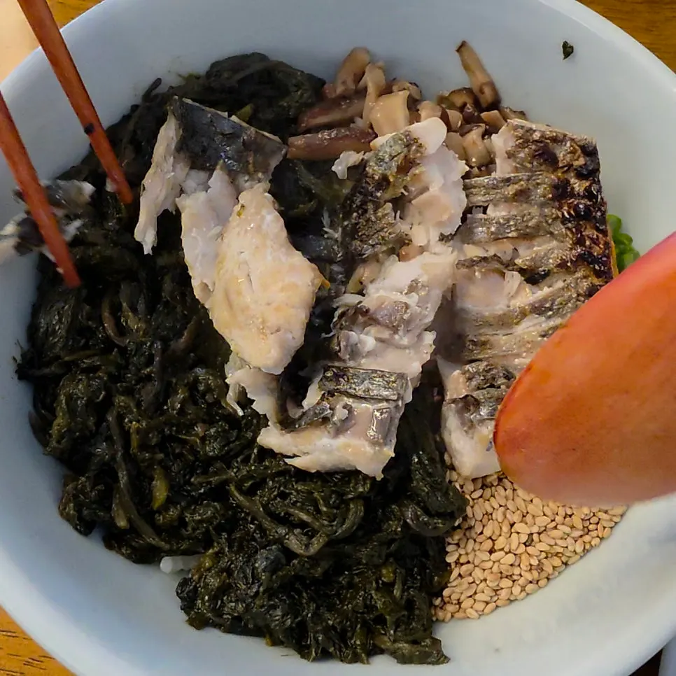 Samchi gondre-bap topped with grilled mackerel