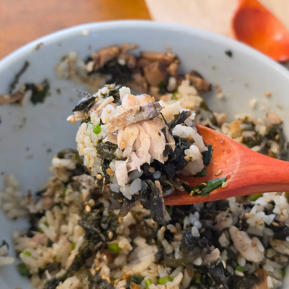 Gondre rice mixed with mackerel flesh and soy sauce seasoning