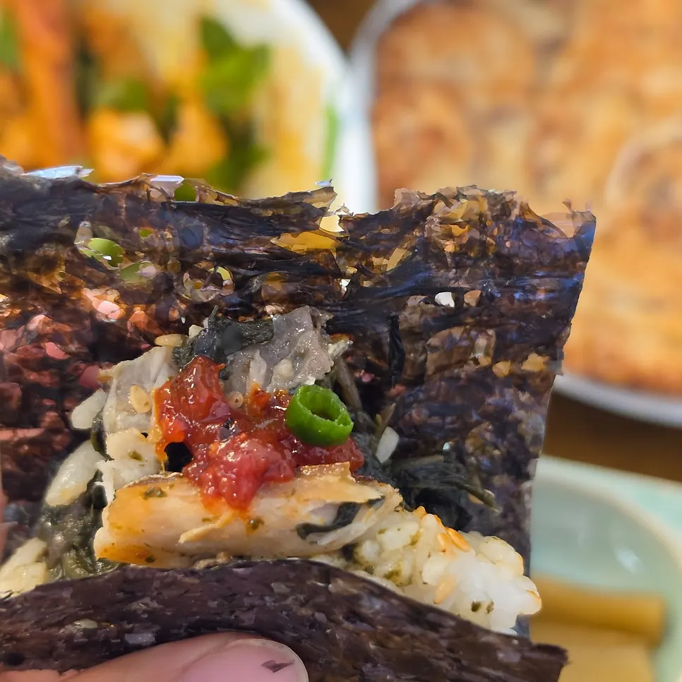 Samchi gondre-bap wrapped in gopchang gim