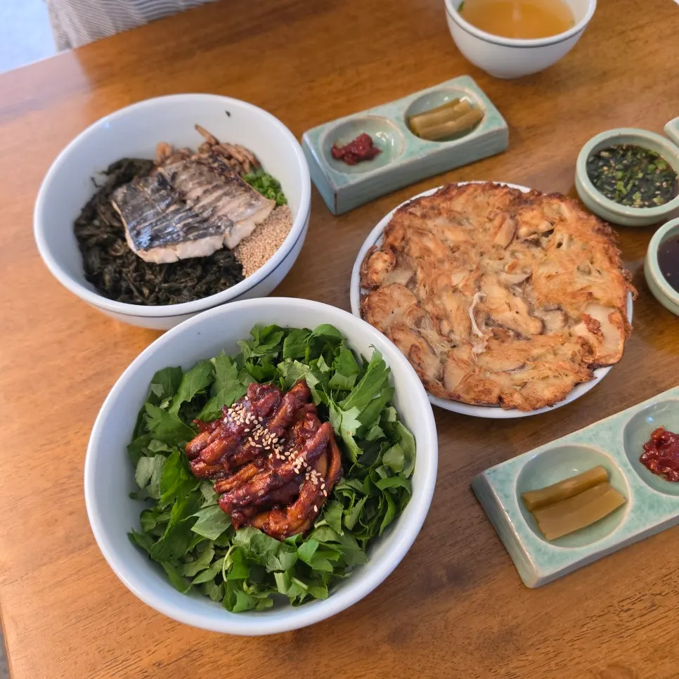 Full lunch spread at Hyangtaek Daebong Branch