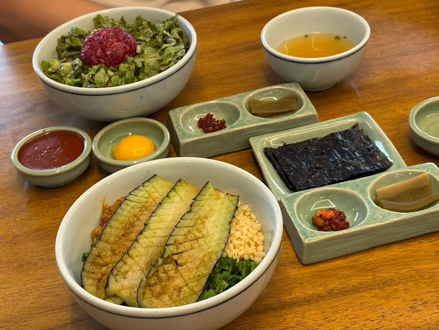 Korean rice bowl table setting at Hyangtaek Daebong Branch