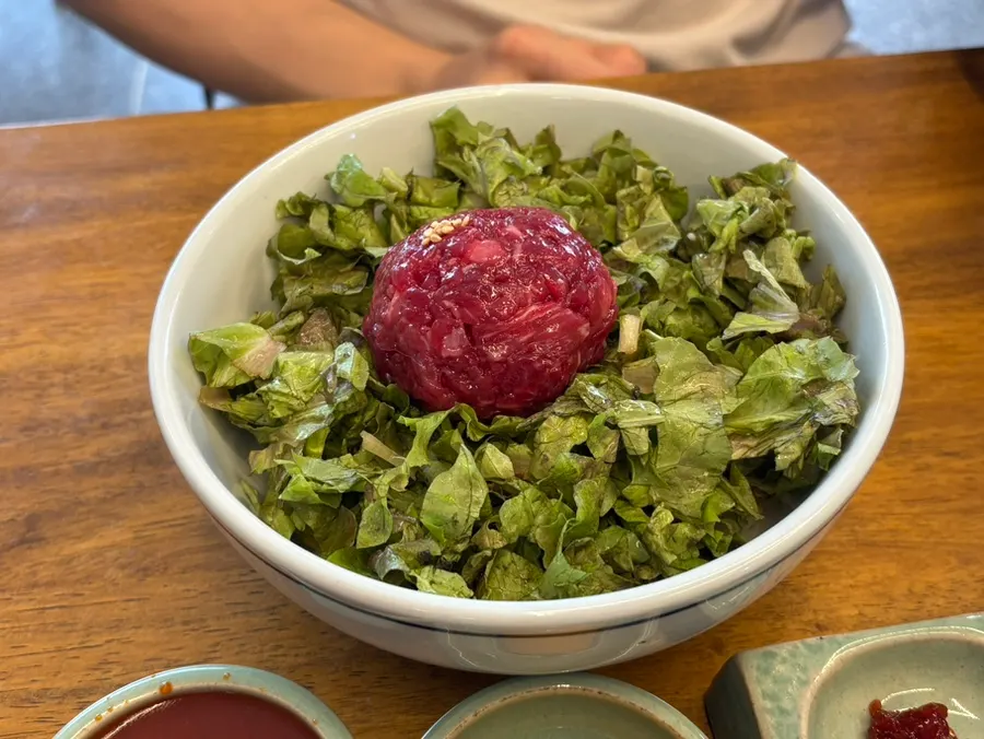 Table setting for yukhoe bibimbap at Hyangtaek Daebong Branch