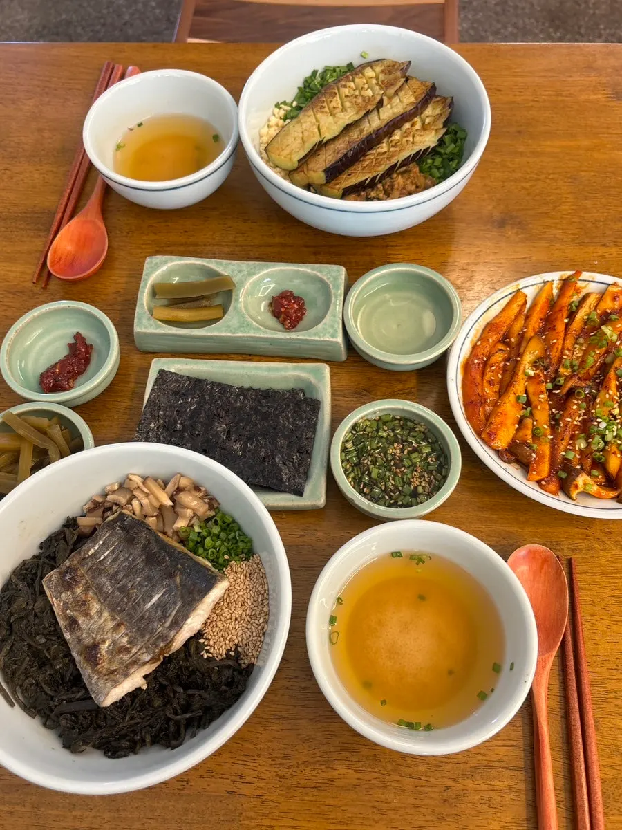 정갈한 밑반찬과 된장국 상차림