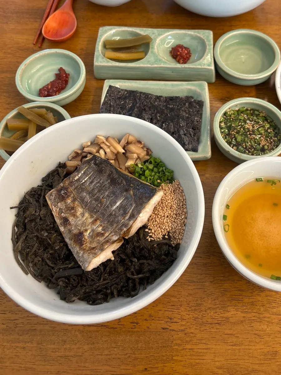 삼치가 통으로 올라간 삼치곤드레밥