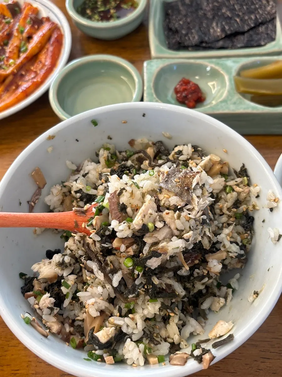 살을 으깨 비비는 삼치곤드레밥