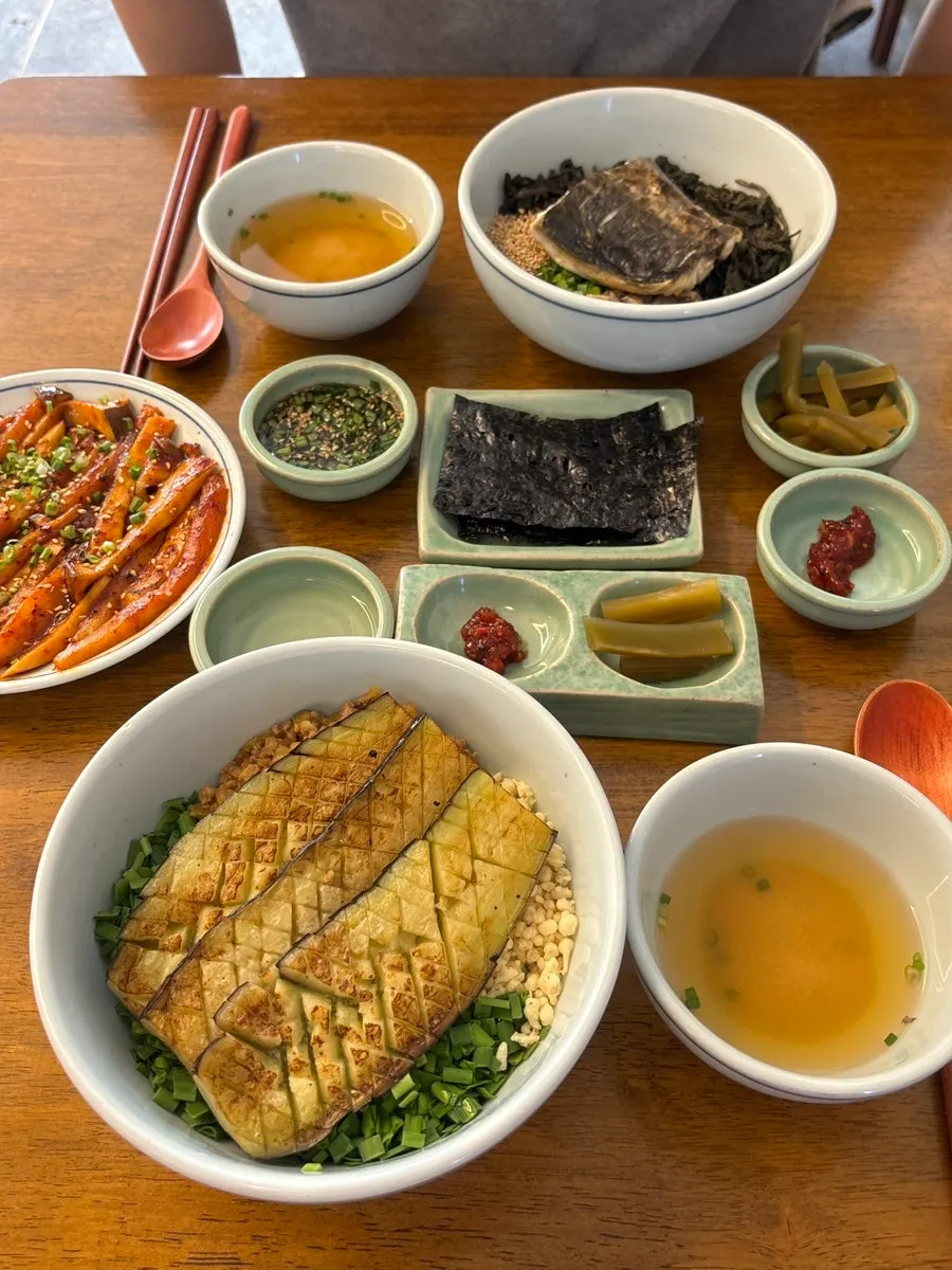 향택 대봉점 덮밥 두 종과 사이드 한 상
