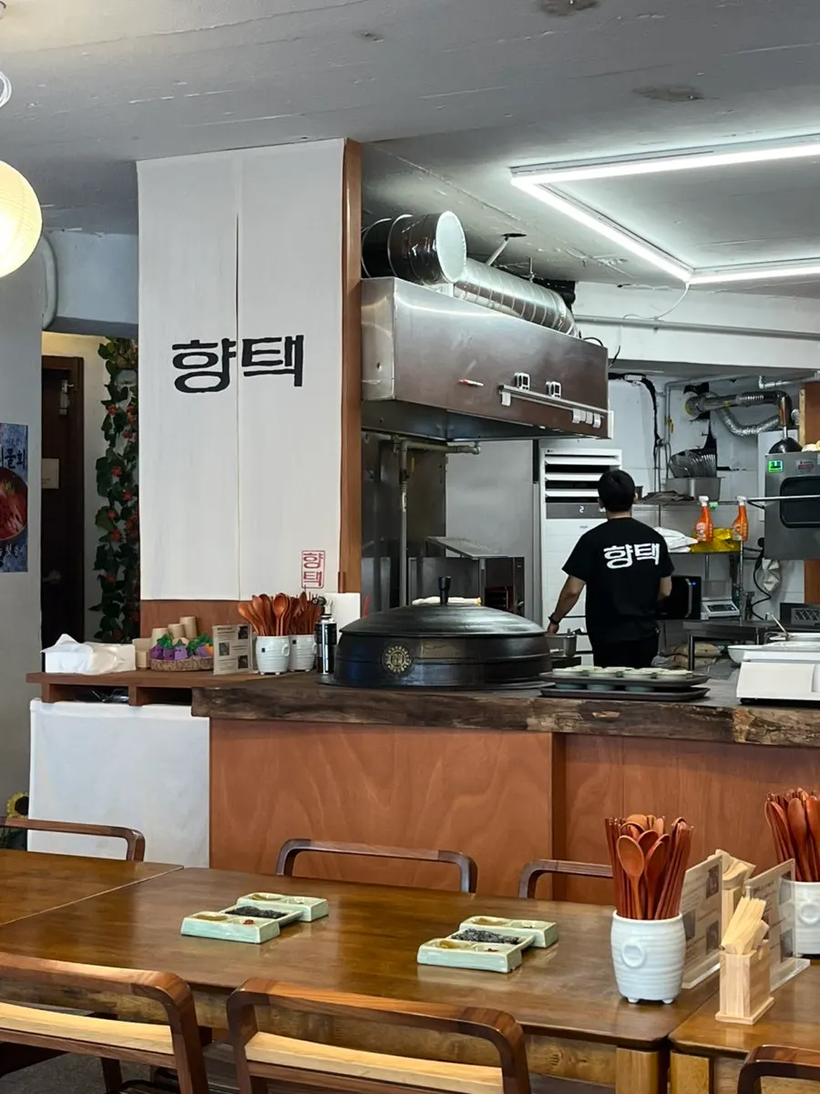 예약석과 단체석이 있는 향택 대봉점 홀
