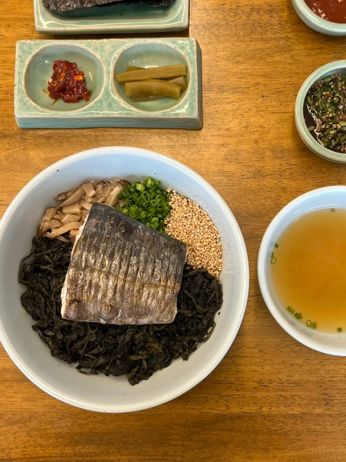 곤드래와 구운 삼치가 올라간 삼치곤드래밥 한상