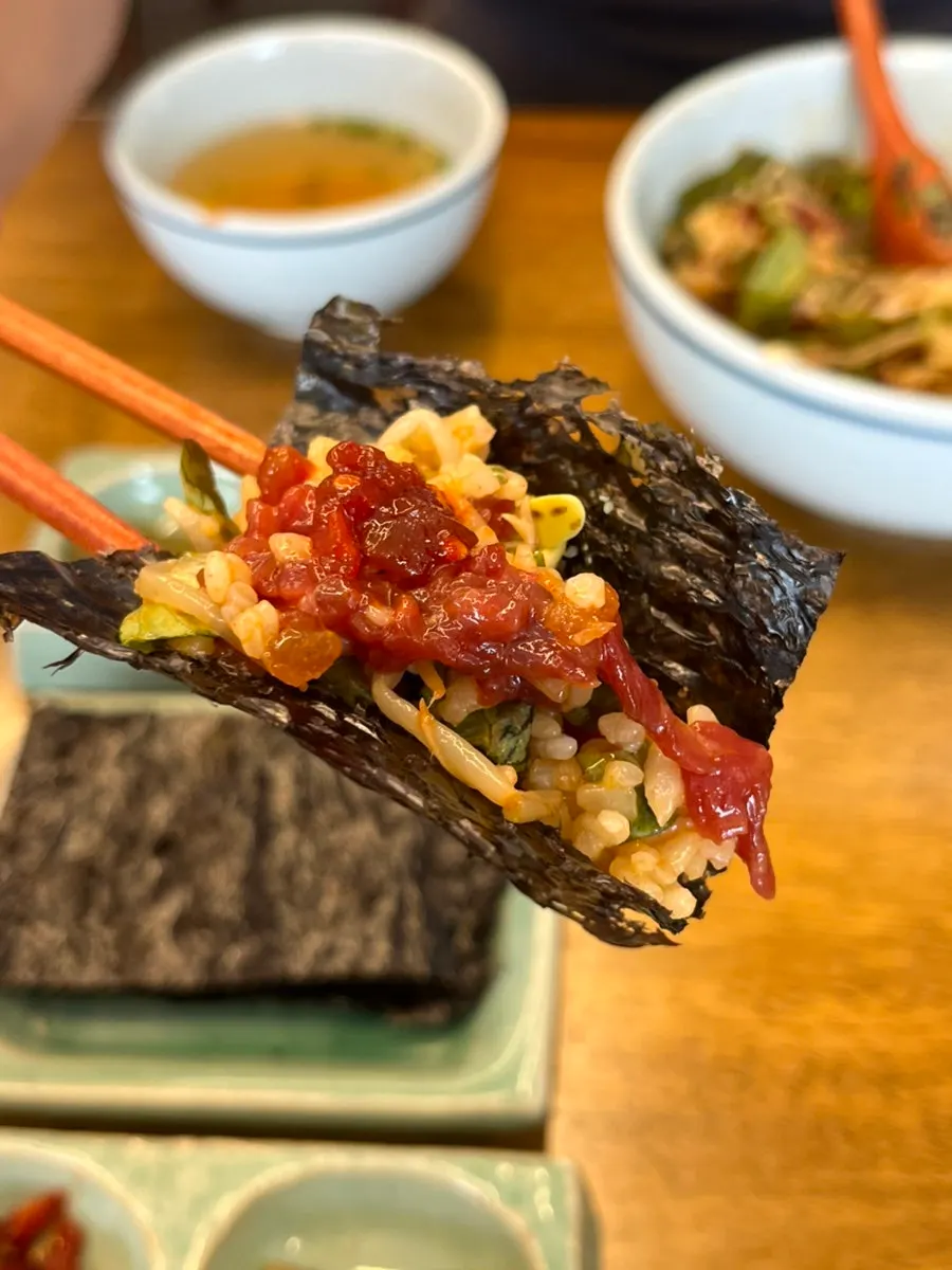 곱창김에 싸 먹는 비빔밥 한 입