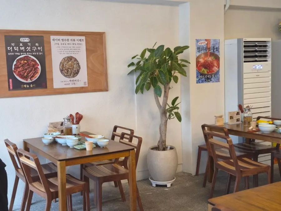 Table seating at Hyangtaek Daebong Branch