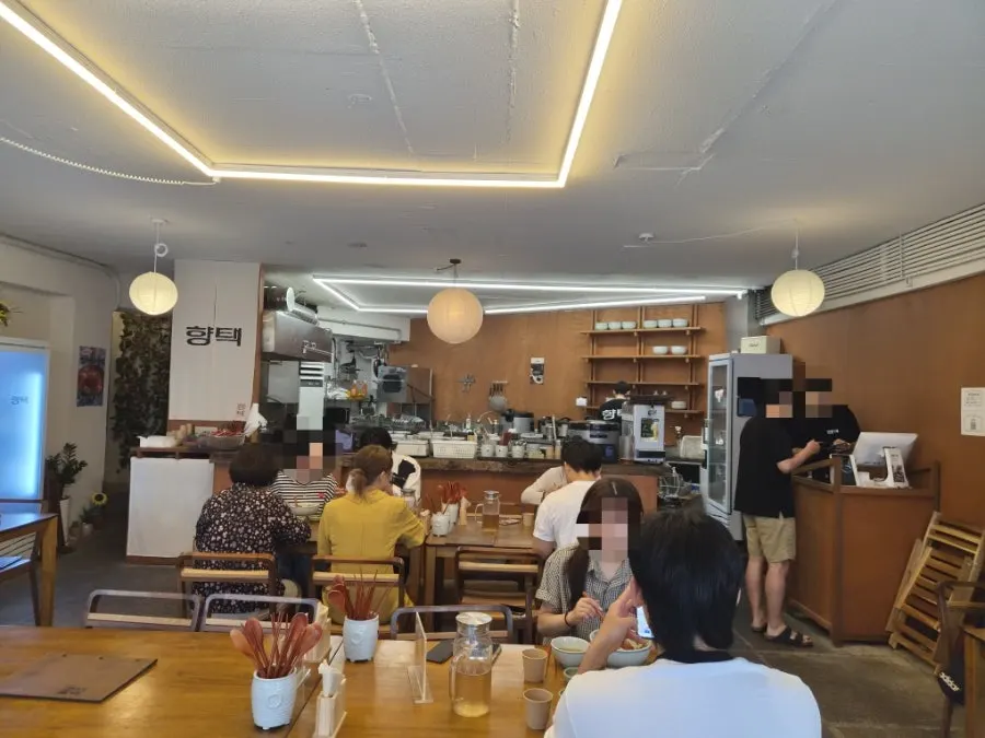 Dining hall at Hyangtaek Daebong Branch during weekend lunch