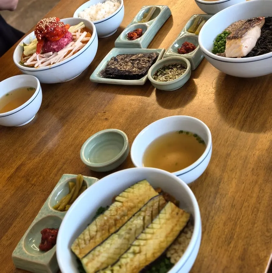 Table with all three dishes at Hyangtaek Daebong Branch