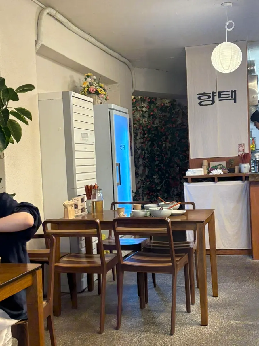 Tables and seating layout at Hyangtaek Daebong Branch