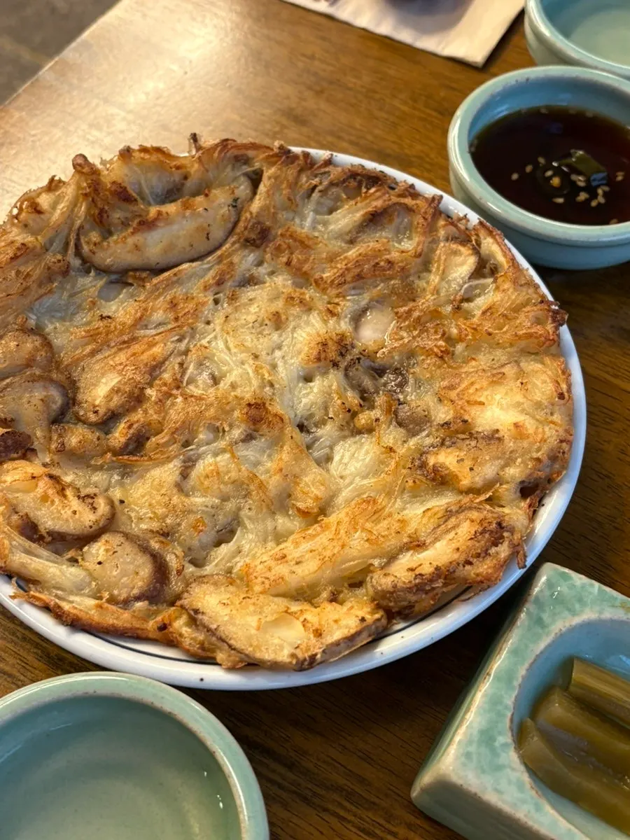 Crispy-grilled shiitake mushroom pancake