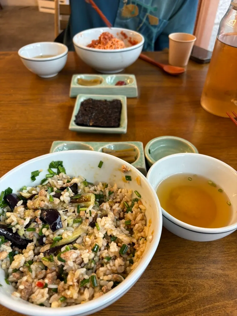 Holding up a gopchang gim wrap