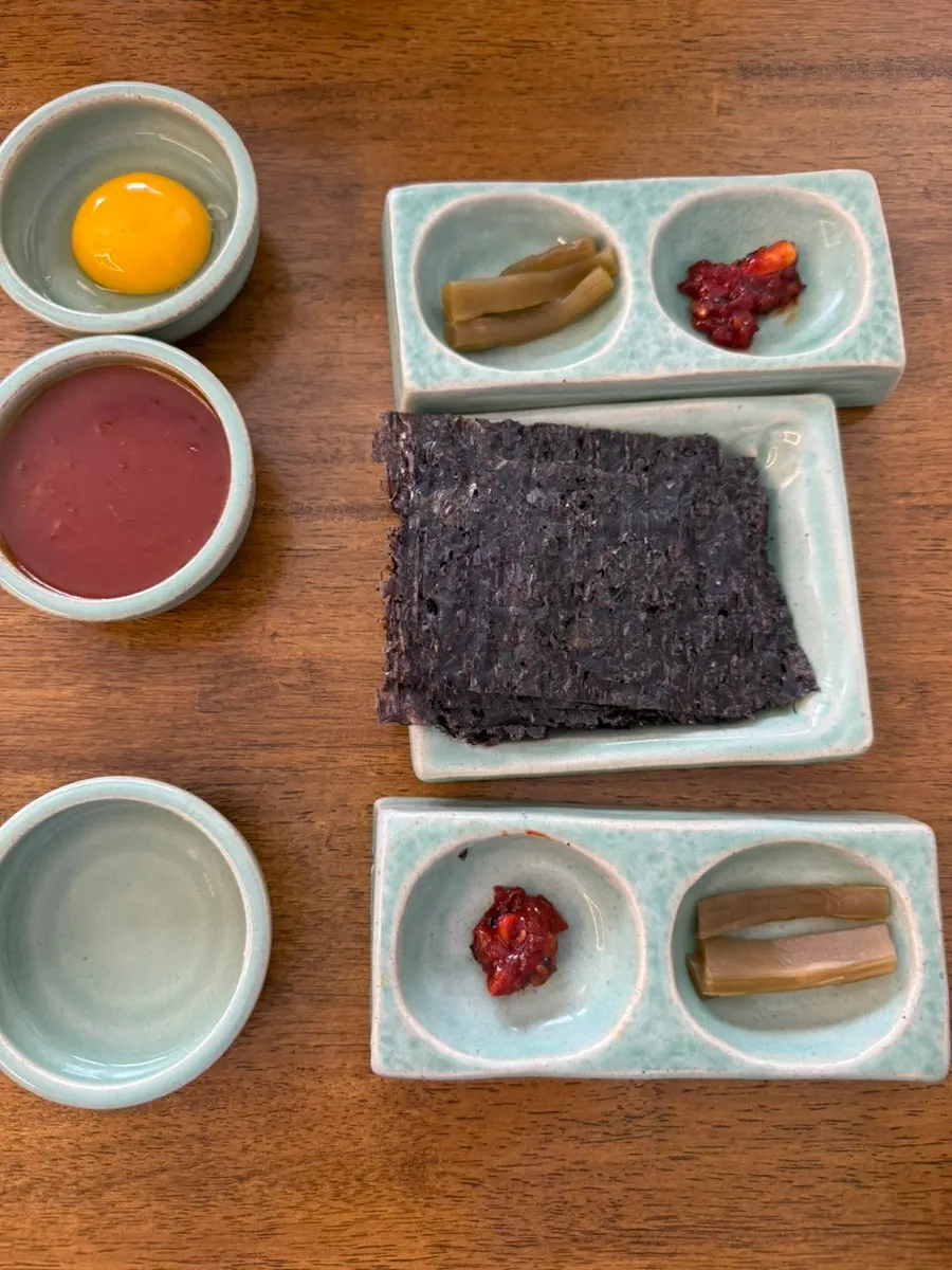 곱창김과 비빔젓갈을 곁들인 한 쌈