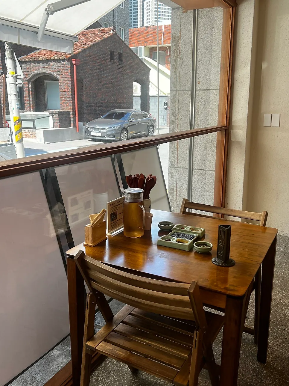 Table seating area at Hyangtaek Daebong Branch