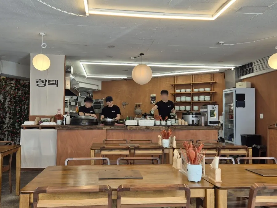 늦은 시간대라 자리가 빈 매장 내부