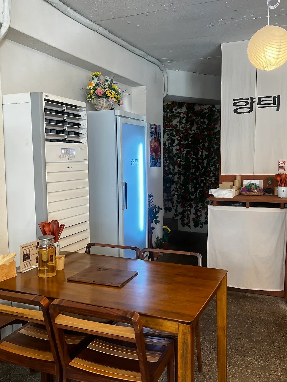 Serene dining hall atmosphere at Hyangtaek Daebong Branch