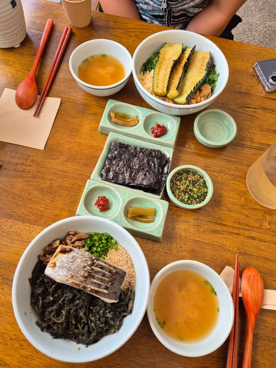 국물까지 함께 차려진 한 상