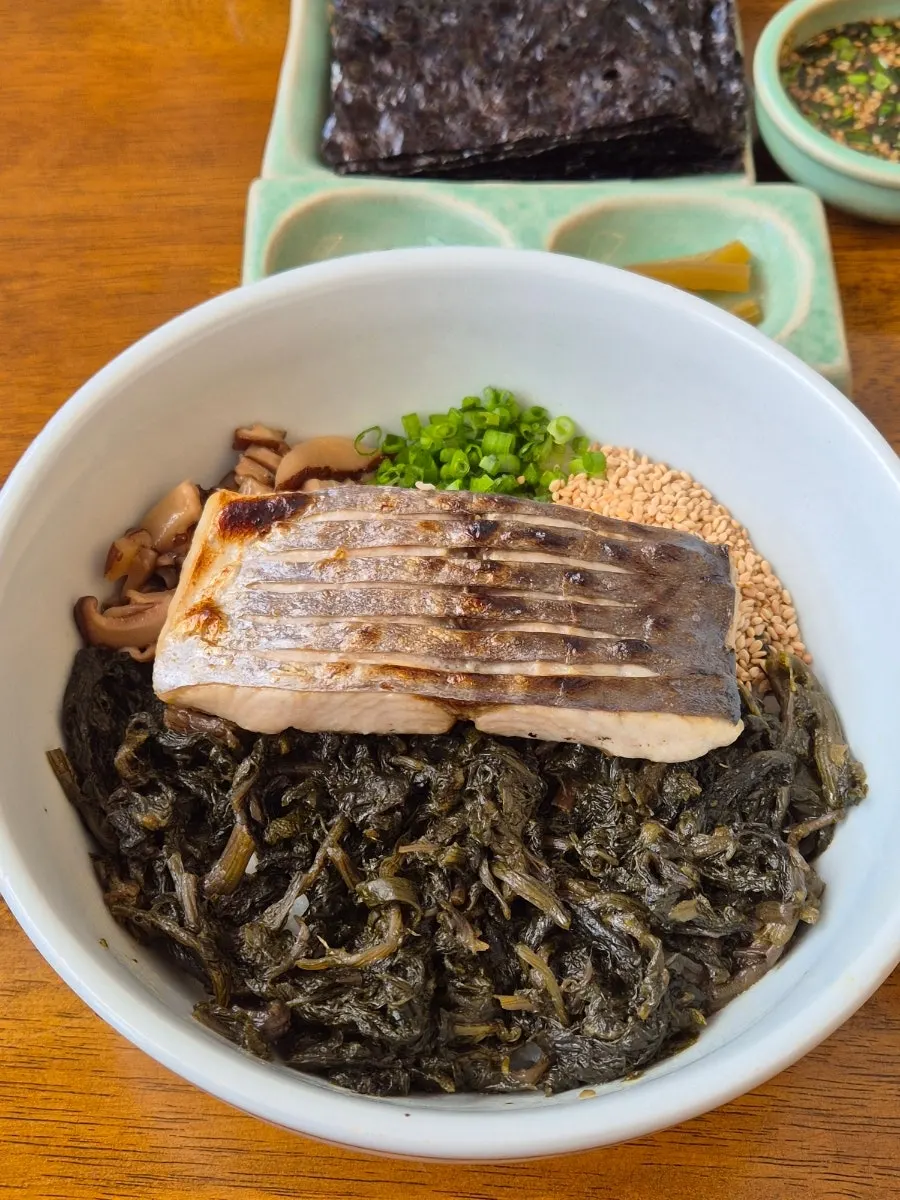 삼치가 올라간 곤드레밥 한 그릇