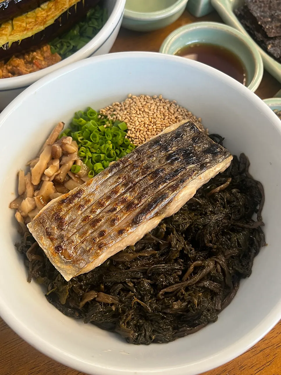 Mackerel gondre rice with a whole thick mackerel fillet on top