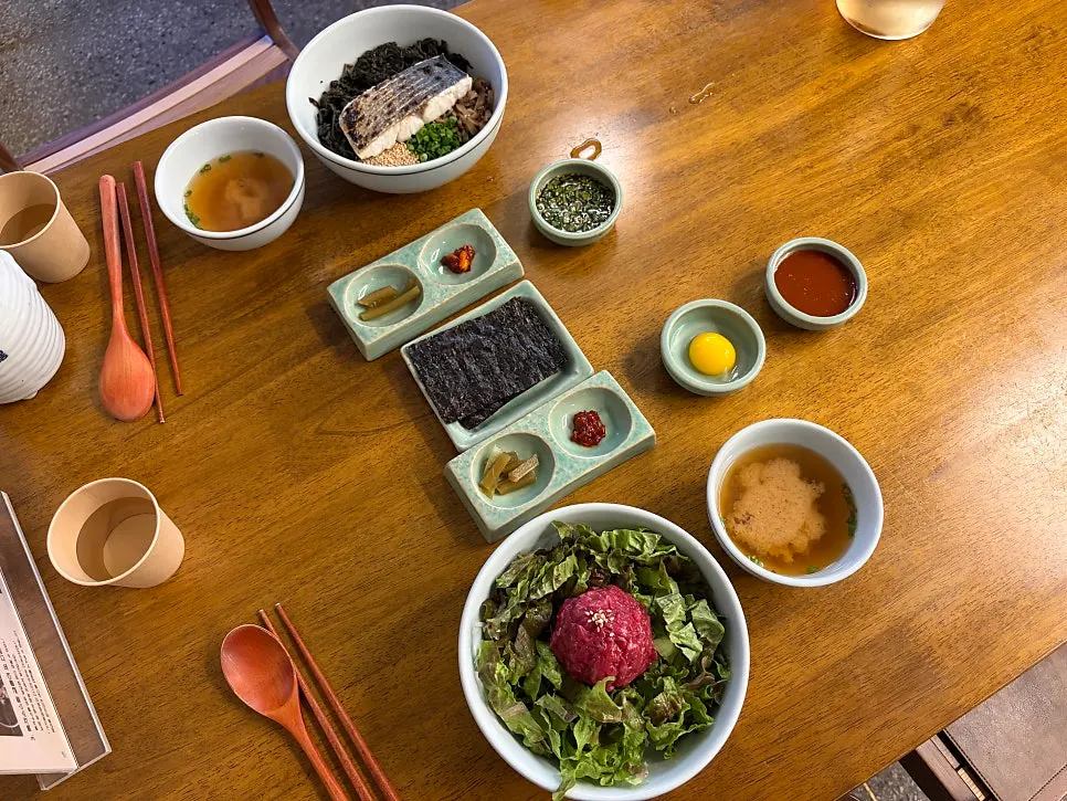 삼치곤드레밥과 육회비빔밥 두 그릇 상차림