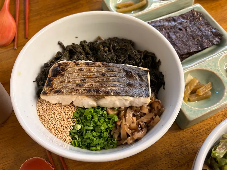 구운 삼치 올린 곤드레밥
