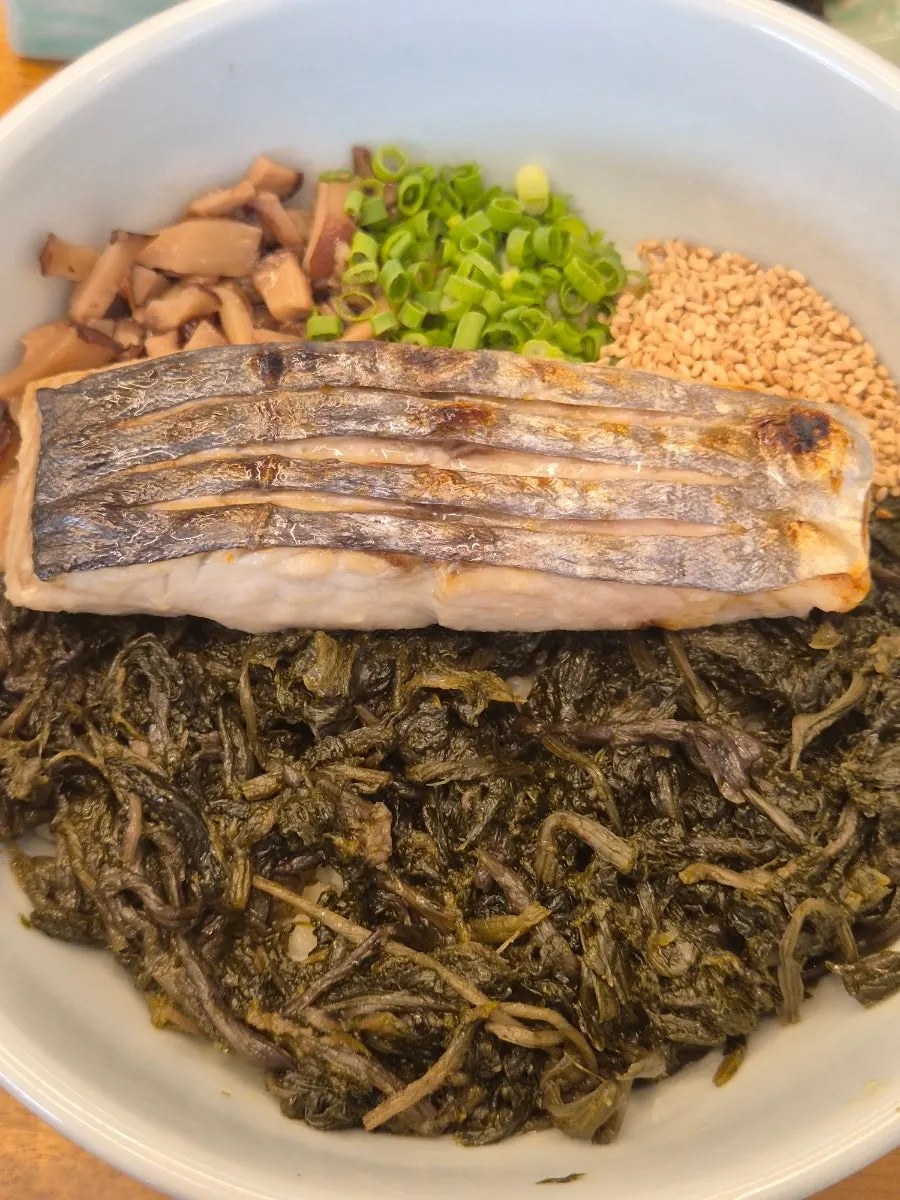 A plate of sweet-and-spicy grilled deodeok