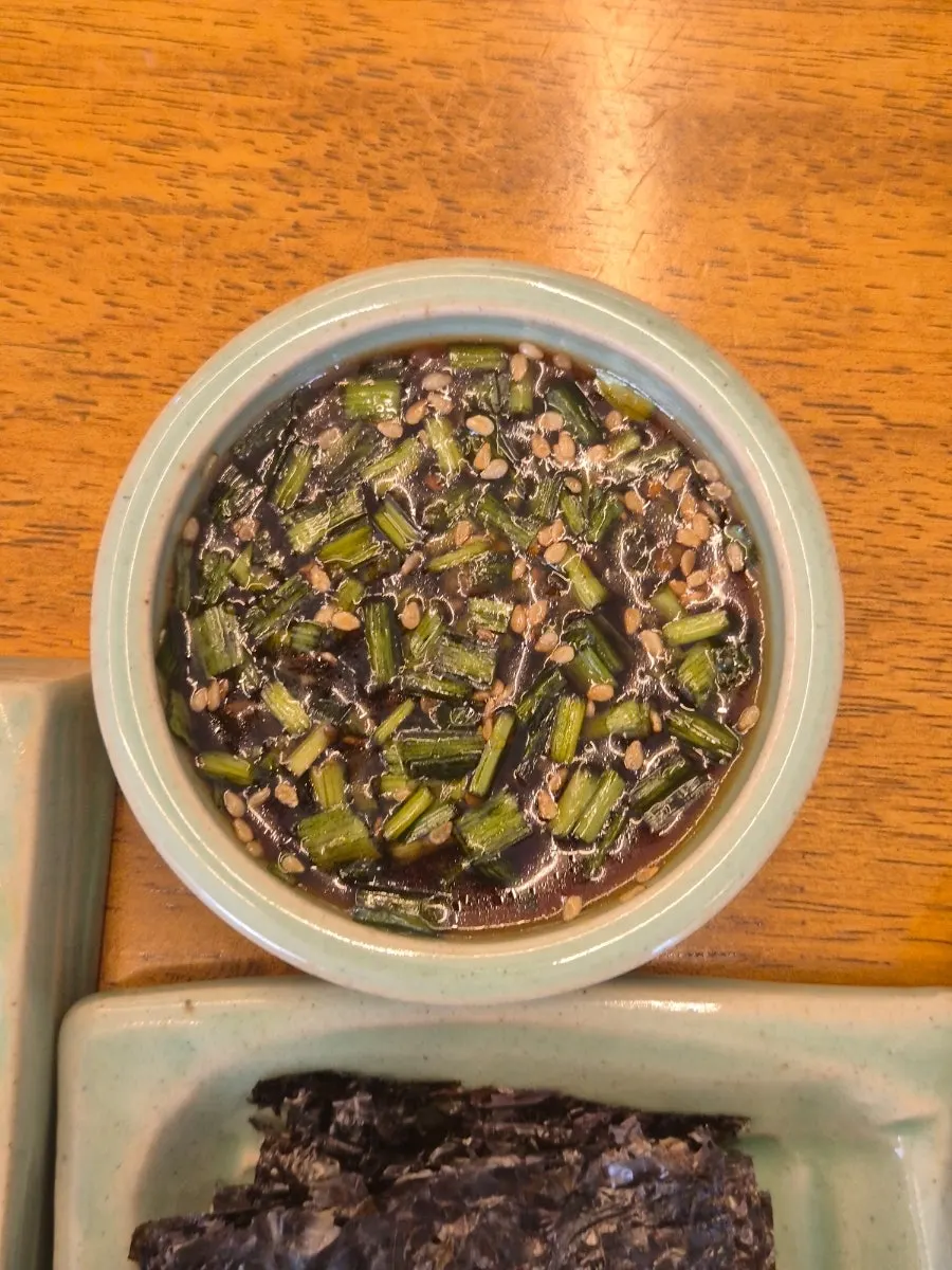Full table setting of mackerel gondre rice at Hyangtaek Daebong Branch