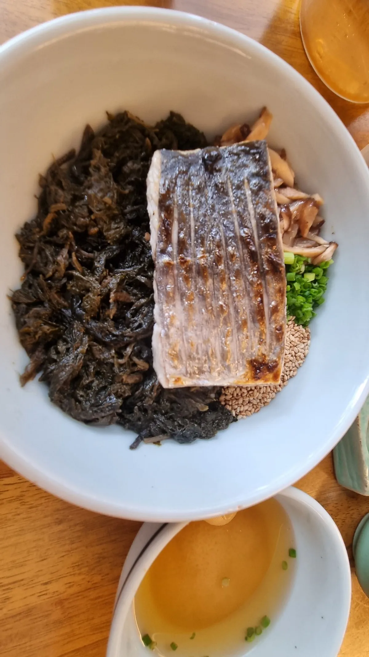 Mesa servida con samchi gondre-bap y deopbap de berenjena con doenjang