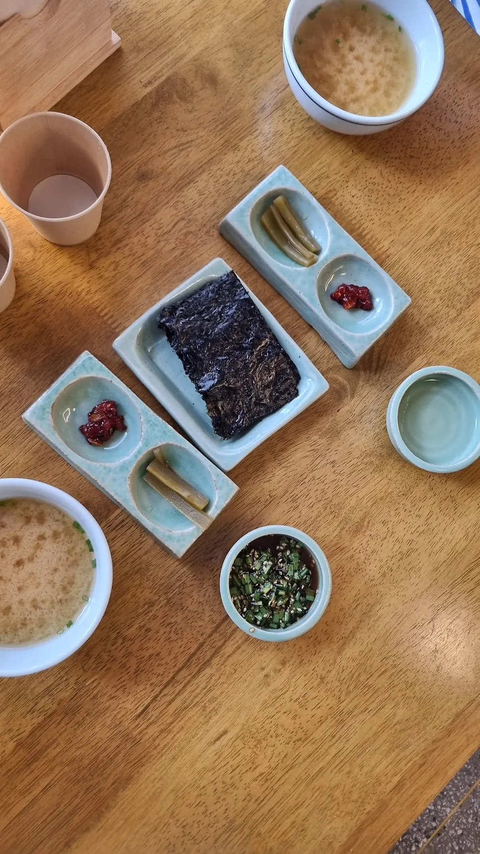 Guarniciones: encurtido gungchae, gopchang-gim, mariscos salados y sopa de doenjang