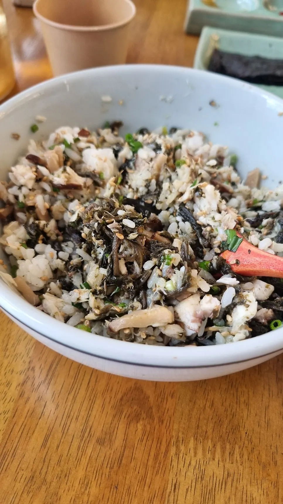 Caballa desmenuzada mezclada con arroz y gondre