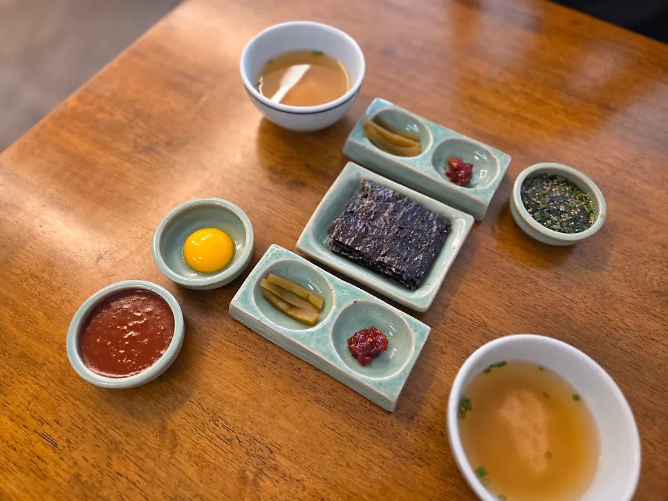 Full side dish spread at Hyangtaek Daebong Branch