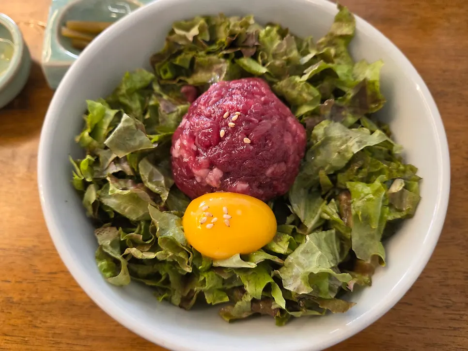 Close-up of the yukhoe bibimbap at Hyangtaek Daebong Branch