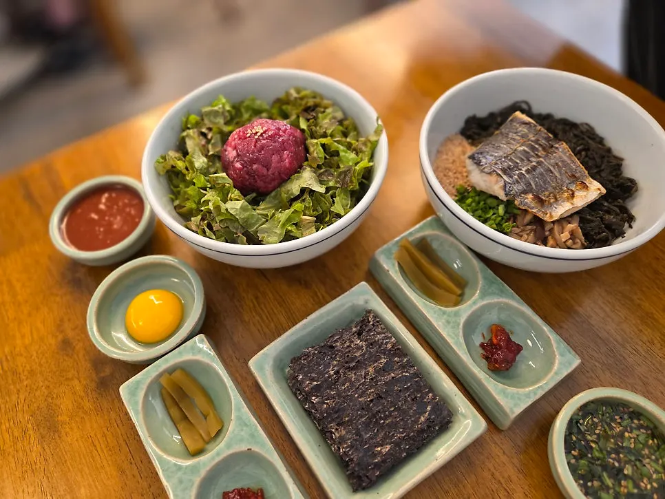 Table mid-meal at Hyangtaek Daebong Branch