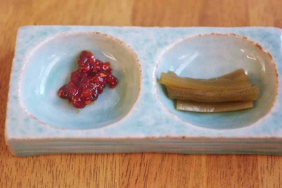 비빔젓갈과 궁채장아찌 밑반찬