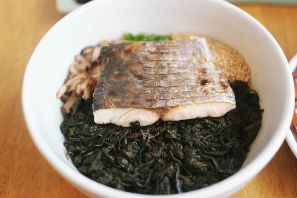 곤드레와 버섯볶음 위에 순살 삼치구이가 올라간 밥