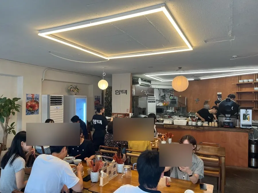 Single-floor seating inside Hyangtaek Daebong Branch