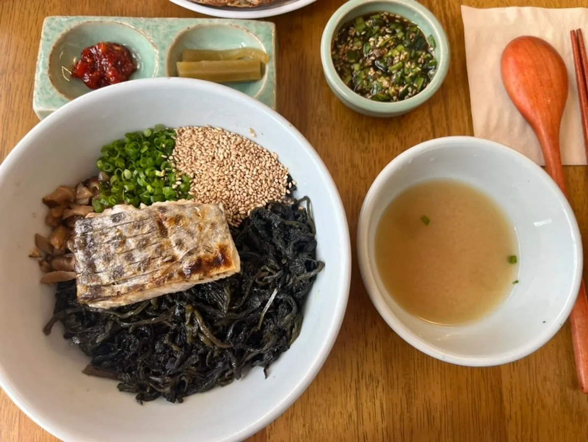 Basic table setting and side dishes at Hyangtaek Daebong Branch