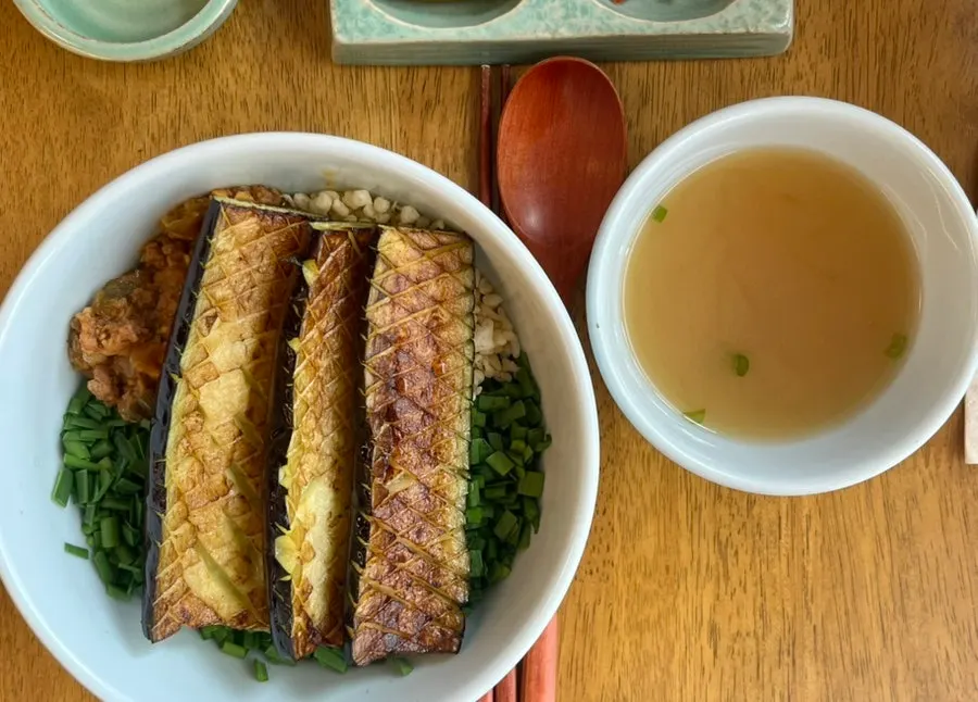 Miso doenjang soup, two side dishes, and kelp vinegar