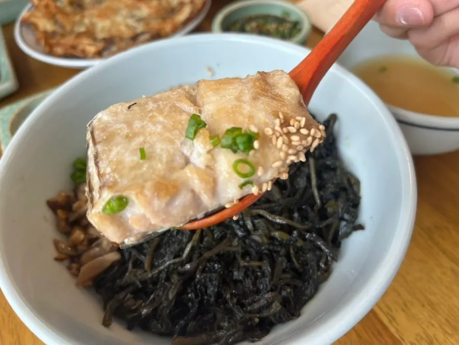 A bowl of mackerel gondre rice at Hyangtaek Daebong Branch
