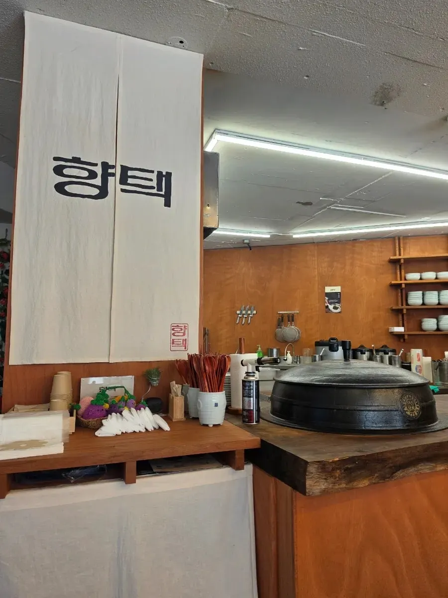 깔끔하게 정리된 향택 대봉점 오픈 주방