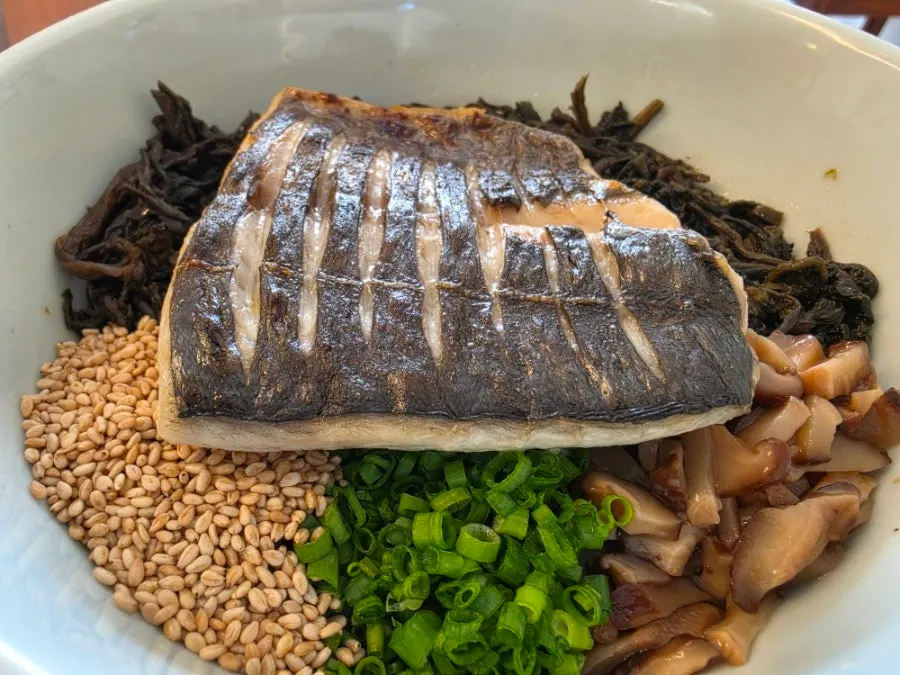 맛있게 먹는 방법이 적힌 테이블 안내문