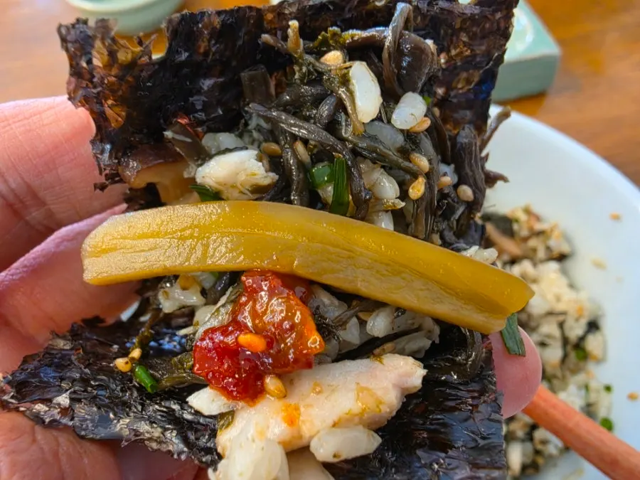 비법 간장을 넣어 비빈 삼치곤드레밥