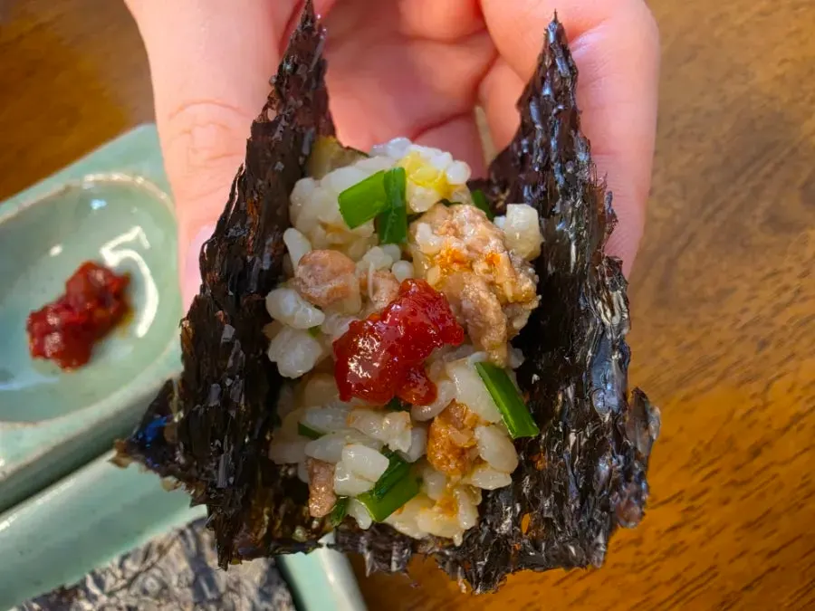 삼치와 곤드레를 골고루 비빈 밥 한 숟가락