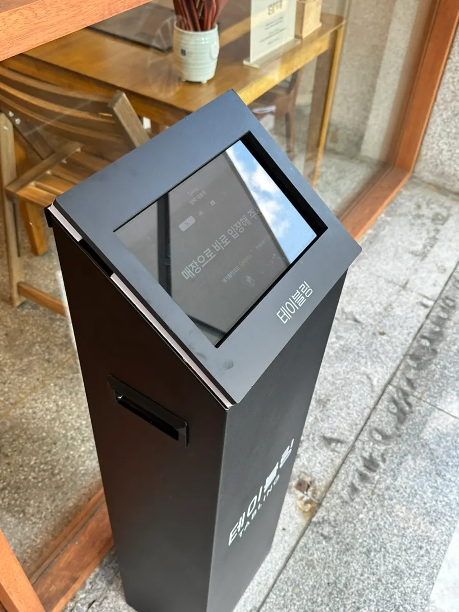 Tabling waitlist machine placed in front of the restaurant