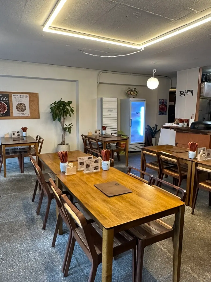 Menu board and price list at Hyangtaek Daebong Branch