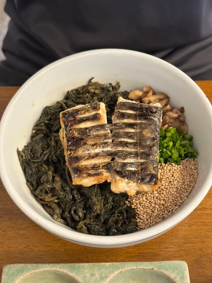 Cauldron rice and accompanying sauces set on the table