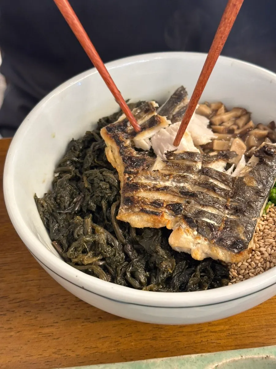 Mackerel gondre rice topped with mackerel and gondre herb